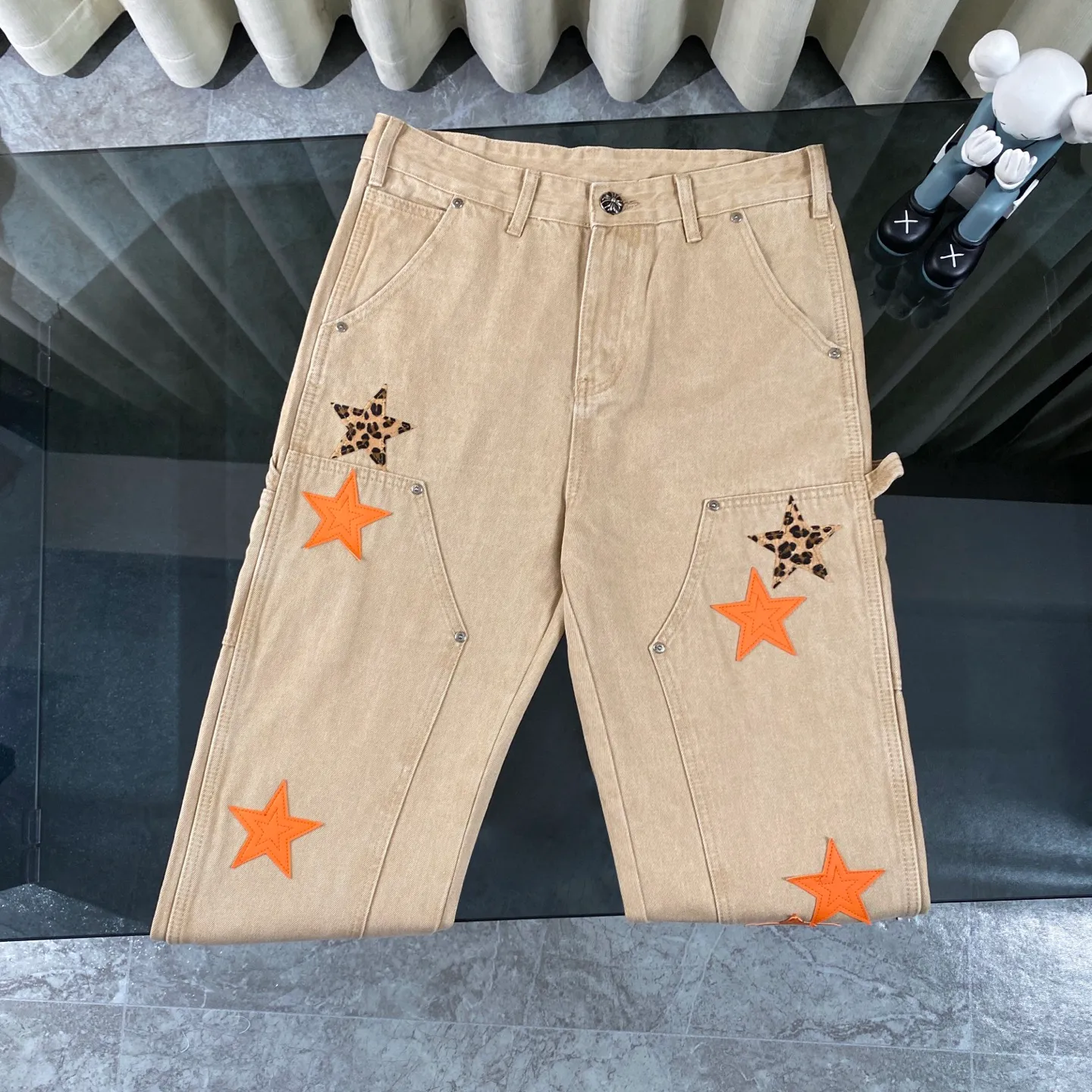 P270 Chrome hearts Chrome hearts Miami limited edition star work jeans logging pants Chrome hearts city limited jeans Hardware customization Original development vintage levis American-made 501 black and gray base remake Levi's American 501 base imported sheepskin 925 silver remake [Top heavy industry fashion design] Consistently high-street luxury style. Speaking of this style, the Zangyin family and GU family are definitely the leading representative brands. Especially the Zangyin family has really achieved a state-of-the-art effect in creating high-street style. The unique washed material is used to create this style. The color system is already quite eye-catching. After it is decorated with patchwork cross flowers, it cleverly highlights the charm of the brand. Secondly, this style uses classic The high-waist cutting design highlights the long legs and fashionable temperament of the upper body. The brand is highly recognizable and the slim fit configuration is more suitable for daily wear. It is a product that interprets personality, fashion, and specifications at a glance. This single product is enough to make any fan excited. It can be a white T-shirt for a youthful college style, or a tight suspender for a royal style. It has strong matching ability and can be easily controlled by men.  [Materials and craftsmanship] Needless to say, this point goes without saying. As an excellent craftsman brand, Zangyin’s requirements for details and craftsmanship are really perfect. The washed color of this model has gone through so many processes, not to mention the embellishment of denim appliques. It is also purely hand-made and sewn. Just like what they believe in, only hand-made things have soul and have the meaning of wear. A top-notch heavy-duty fashionable denim item, I look forward to your perfect interpretation! ! Color: Khaki Size: 30-36